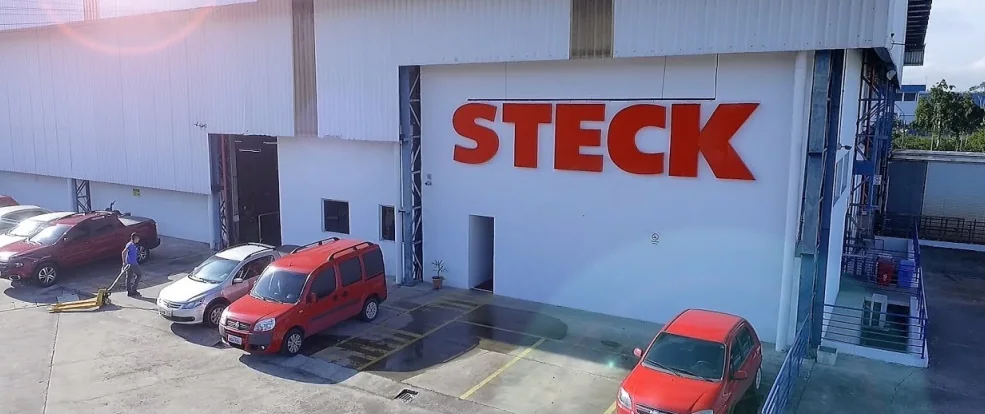 Unidade fabril da Steck com pátio de veículos